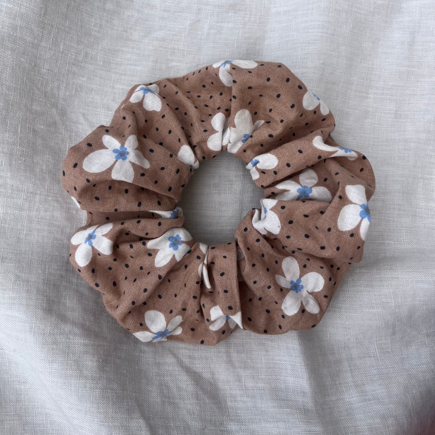 SCRUNCHIE - FLORAL, BEIGEcamiro shop & studioHannah & Isa